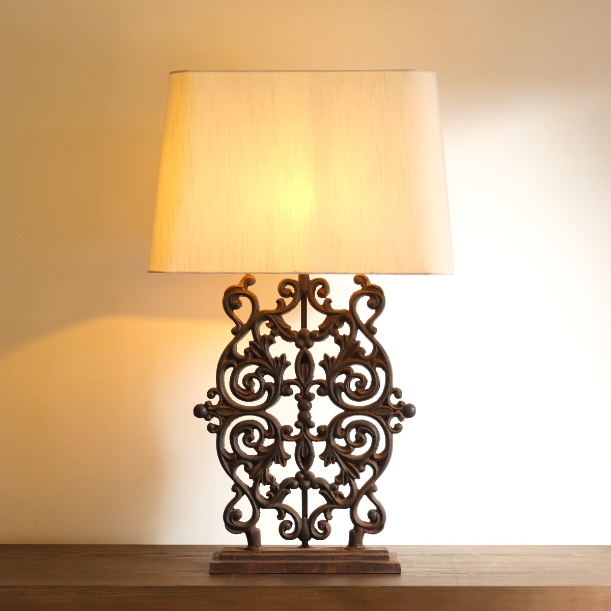 zaire_table_lamp-cmp_6_.jpg